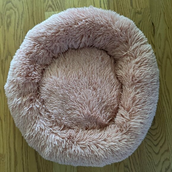 SUPER SOFT BRAND NEW BEIGE/PINKISH PET BED up to 15 lbs - Picture 1 of 2